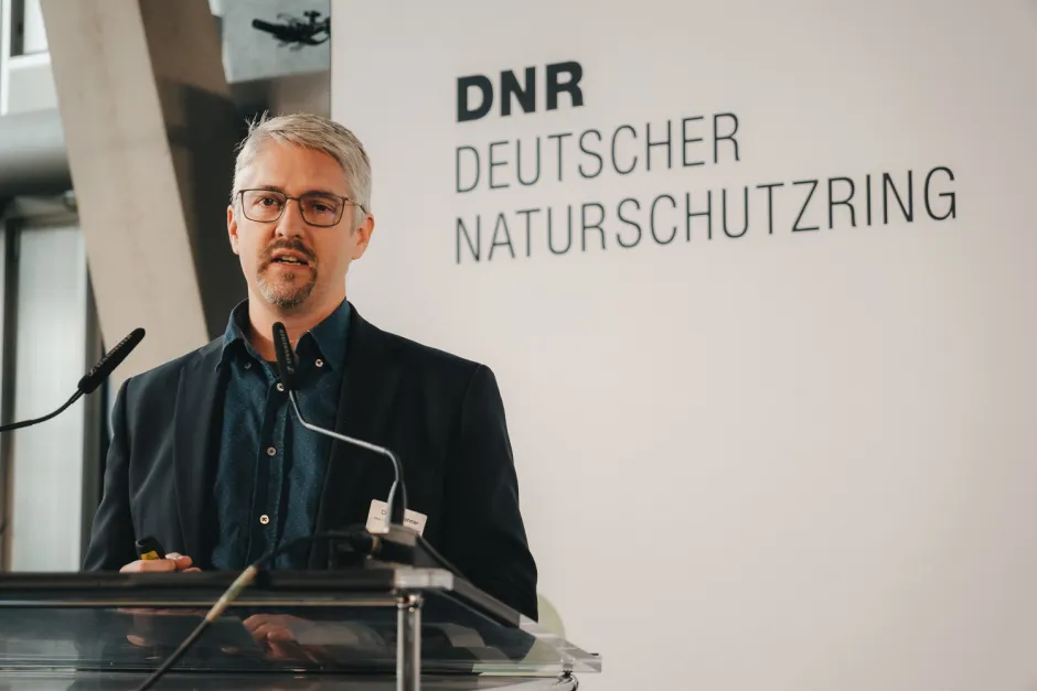Christian Rehmer von der Albert Schweitzer Stiftung stellt seine Organisation vor. Die Albert Schweitzer Stiftung ist damit (rechtlich ab Anfang 2026) neues DNR-Mitglied.